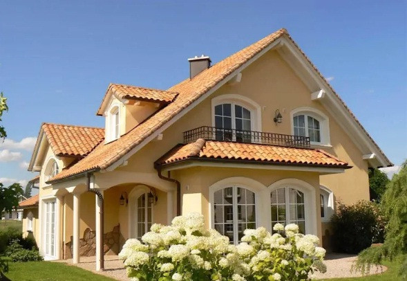 Nhà kiểu Địa Trung Hải điển hình với cửa vòm, mái thoáng rộng, hiên nhà bao quanh cùng sân vườn xanh tươi. Ảnh: Rimini.