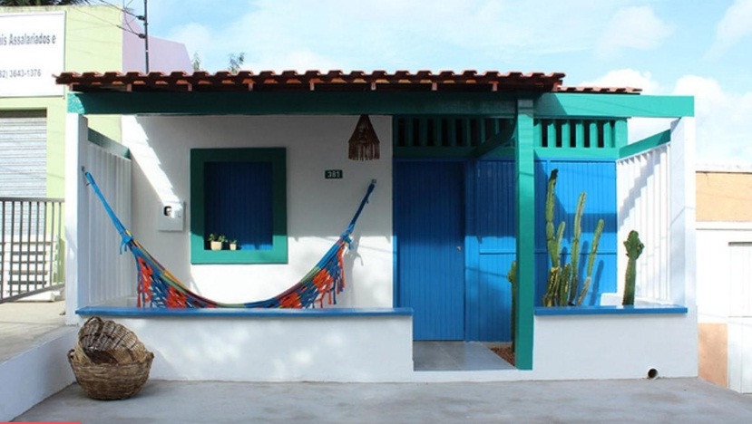 Nhà cấp 4 mang đậm phong cách Địa Trung Hải với mảng màu rực rỡ. Ảnh: Archdaily.