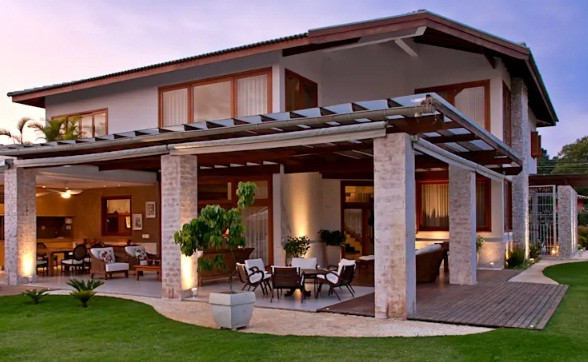 Kết cấu vững chắc với cột nhà lớn, căn nhà dường như duyên dáng hơn nhờ hệ thống chiếu sáng hiệu quả. Ảnh: Fachada.