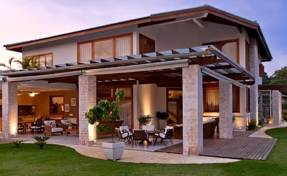 Kết cấu vững chắc với cột nhà lớn, căn nhà dường như duyên dáng hơn nhờ hệ thống chiếu sáng hiệu quả. Ảnh: Fachada.