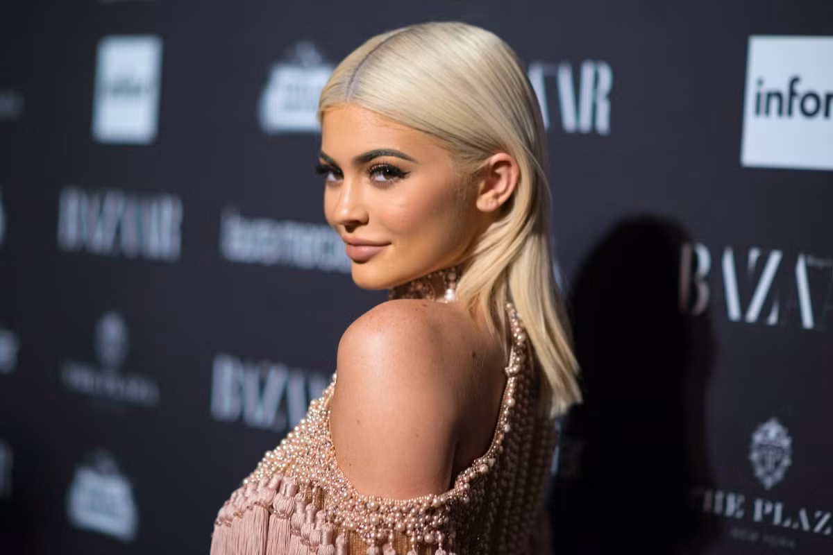 21 là số tuổi của tỷ phú tự thân trẻ nhất thế giới, Kylie Jenner. Cô sở hữu một công ty mỹ phẩm được định giá 900 triệu USD và hiện có 175 triệu người theo dõi trên mạng xã hội. Danh hiệu này năm ngoái thuộc về Mark Zuckerberg khi ông chủ Facebook trở thành tỷ phú vào năm 23 tuổi.