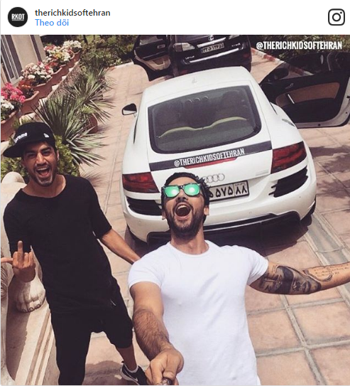 Nam thanh niên tự sướng lấy siêu xe làm nền.