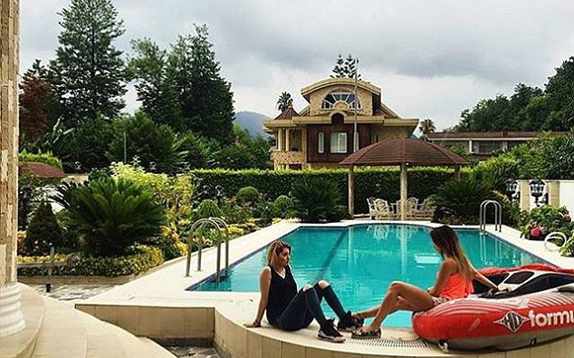 Các tiểu thư nhà giàu Iran không tiếc tiền cho những chuyến du lịch sang chảnh.