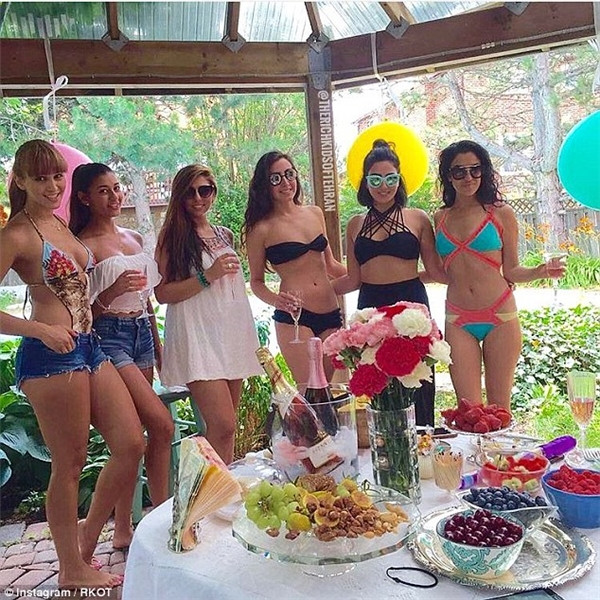 Không khó để bắt gặp những cô gái Iran thả mình trong hồ bơi của một khu biệt thự nào đó, tiệc tùng với những chai rượu đắt đỏ...