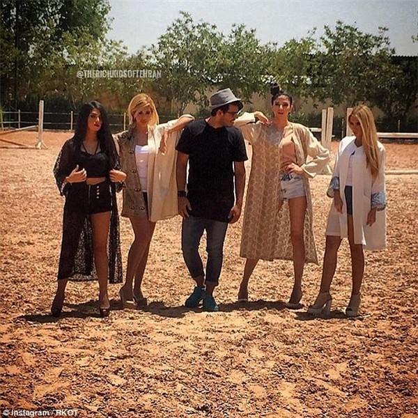 Ngoài ra, hội con nhà giàu Iran còn thích các "bộ môn quý tộc", bao gồm trượt tuyết, đánh golf, cưỡi ngựa, đồng hồ xịn, quần áo hàng hiệu.