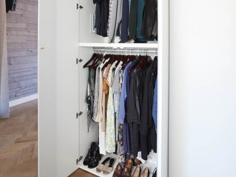 Tủ quần áo nhỏ bên ngoài ngăn lưu trữ của sofa. (Ảnh: Business Insider)