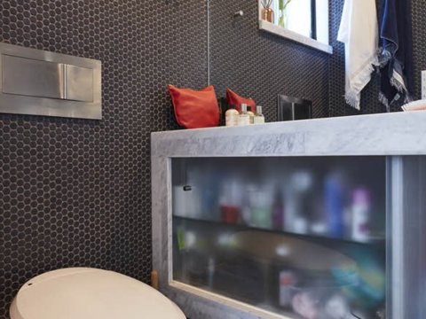 Phòng tắm nhỏ gọn có không gian lưu trữ dưới bồn rửa. (Ảnh: Business Insider)