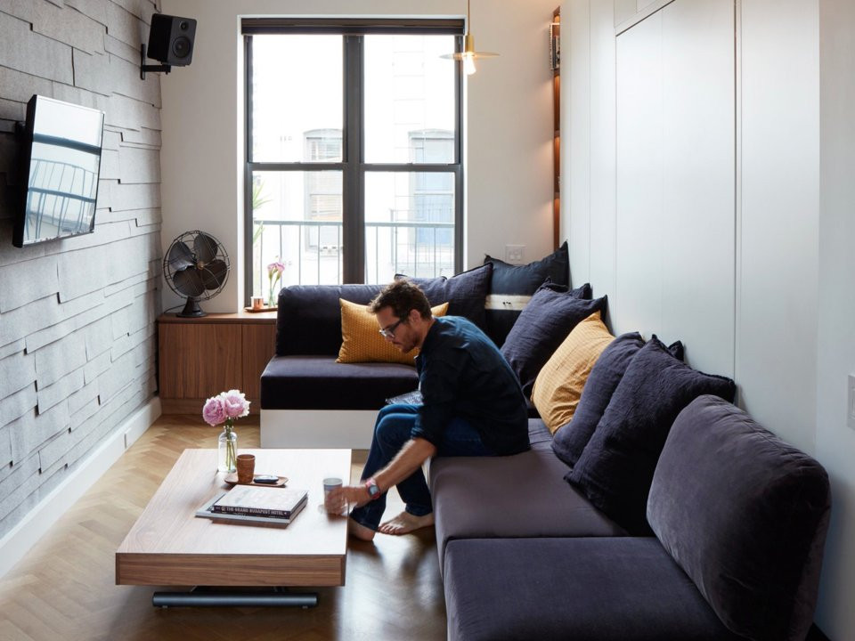 Năm 2016, căn hộ được cải tạo lại với tiêu chí tiết kiệm nhưng hiện đại. Trong nhà lát sàn gỗ sồi xương cá và tủ gỗ óc chó. (Ảnh: Business Insider)