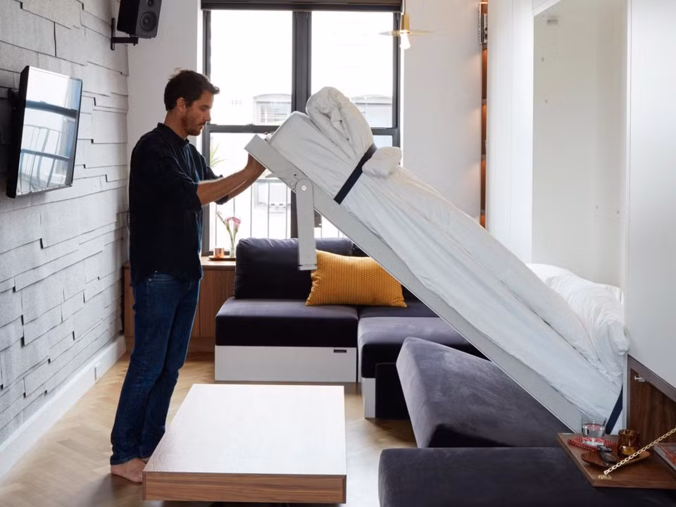 Chiếc ghế dài có thể biến thành giường và phòng khách lập tức là phòng ngủ chỉ trong vài giây. (Ảnh: Business Insider)