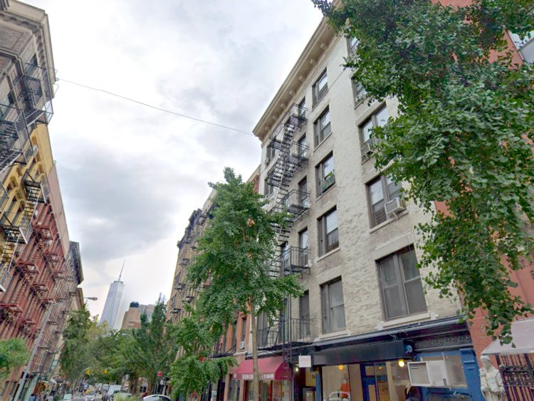 Vừa qua, một căn hộ 32m2 trong khu phố SoHo của Manhattan được bán trên thị trường với giá 15 tỷ USD, tương đương gần 500 triệu đồng/m2. Mức giá kỷ lục này khiến ai cũng "sốc" vì diện tích căn penthouse không hề lý tưởng. (Ảnh: Business Insider)