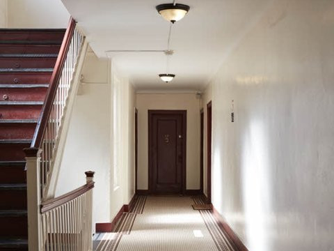 Đây là căn penthouse của một tòa nhà trước chiến tranh, được xây dựng vào năm 1900. (Ảnh: Business Insider)