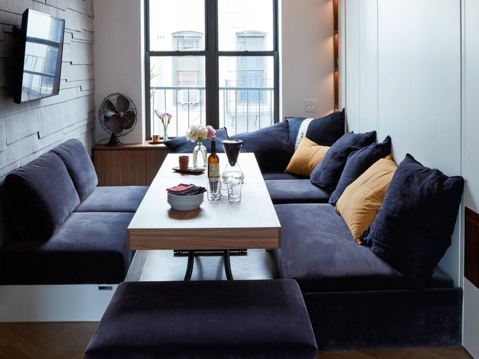 Mọi nội thất trong căn penthouse đều được thiết kế để phục vụ nhiều hơn một mục đích. Bàn trà có thể sử dụng như một bàn cà phê hoặc nâng lên thành bàn ăn. (Ảnh: Business Insider)