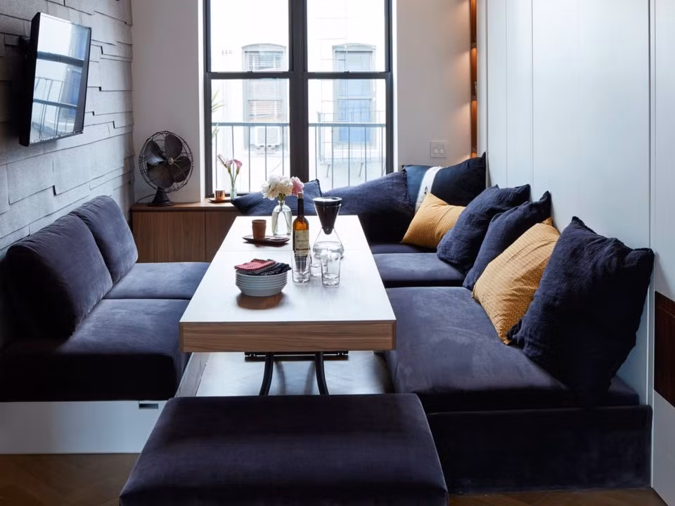 Mọi nội thất trong căn penthouse đều được thiết kế để phục vụ nhiều hơn một mục đích. Bàn trà có thể sử dụng như một bàn cà phê hoặc nâng lên thành bàn ăn. (Ảnh: Business Insider)