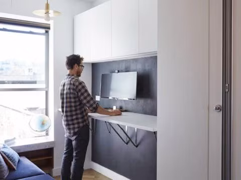 Căn phòng vừa vặn với một chiếc bàn đứng. (Ảnh: Business Insider)