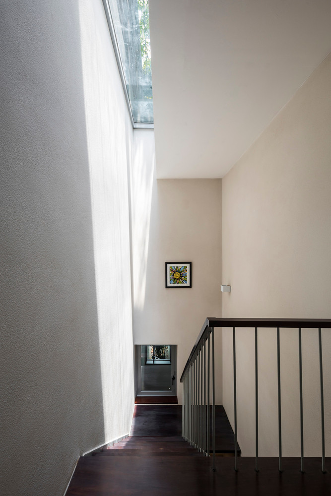 Cầu thang được thiết kế khoảng trống nhỏ lấy ánh sáng.