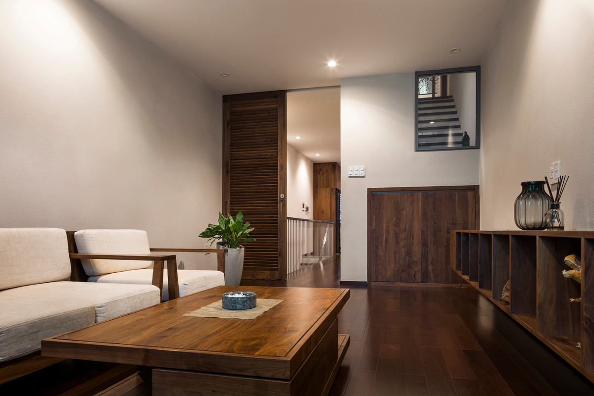 Nội thất gỗ mộc mạc mà ấm cúng.