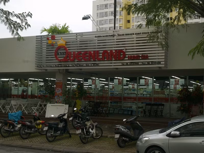 Việc tiếp nhận 8 siêu thị Queenland Mart đánh dấu Vinmart tiến ra mặt phố. Bởi trước đây, mô hình kinh doanh siêu thị này của Tập đoàn Vingroup hầu hết đều đặt tại các trung tâm thương mại Vincom trên cả nước. Ảnh: Minh An.