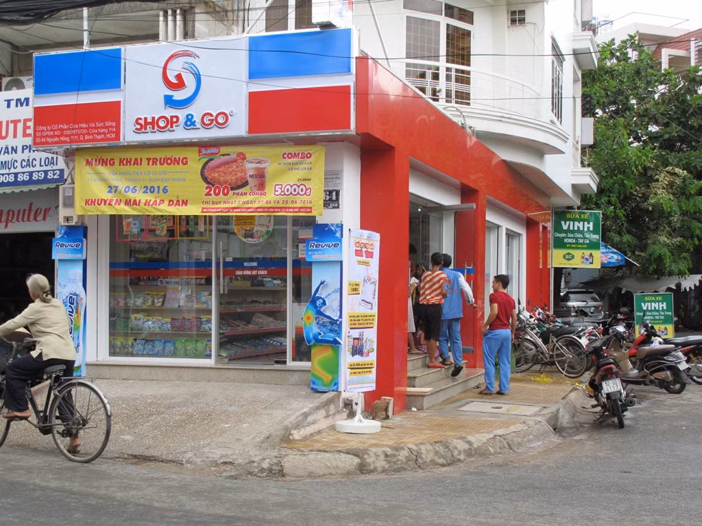 Cửa hàng đầu tiên của Shop&amp;Go đi vào hoạt động năm 2006 tại TP. HCM. Sau 14 năm thành lập, Shop&amp;Go đang vận hành 87 cửa hàng, trong đó có 70 cửa hàng tại TP HCM và 17 cửa hàng tại các quận nội thành Hà Nội .Ảnh: Vietnammoi
