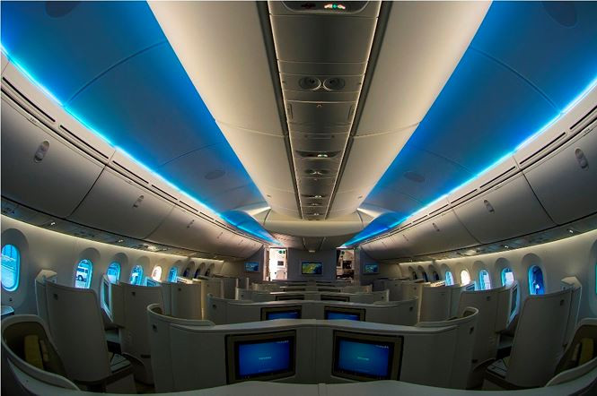 Bên trong máy bay được trang bị hệ thống đèn LED chế độ sắc màu. Ảnh: CNN.