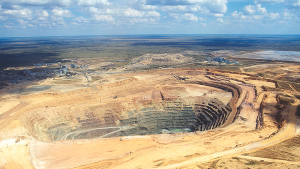 Năm 2010, mỏ Letlhakana (Botswana) khai thác được 1,2 triệu carat. Mỏ thuộc sở hữu của Debswana, một công ty liên doanh giữa De Beer và chính phủ Botswana.