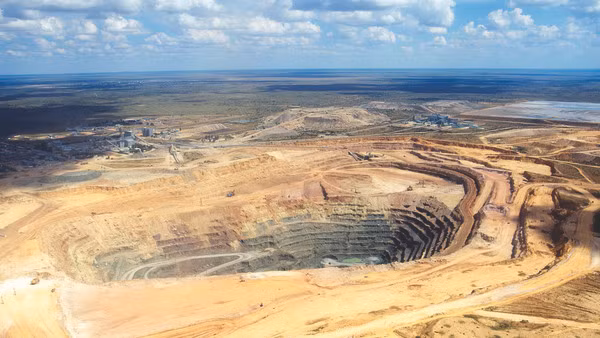 Năm 2010, mỏ Letlhakana (Botswana) khai thác được 1,2 triệu carat. Mỏ thuộc sở hữu của Debswana, một công ty liên doanh giữa De Beer và chính phủ Botswana.