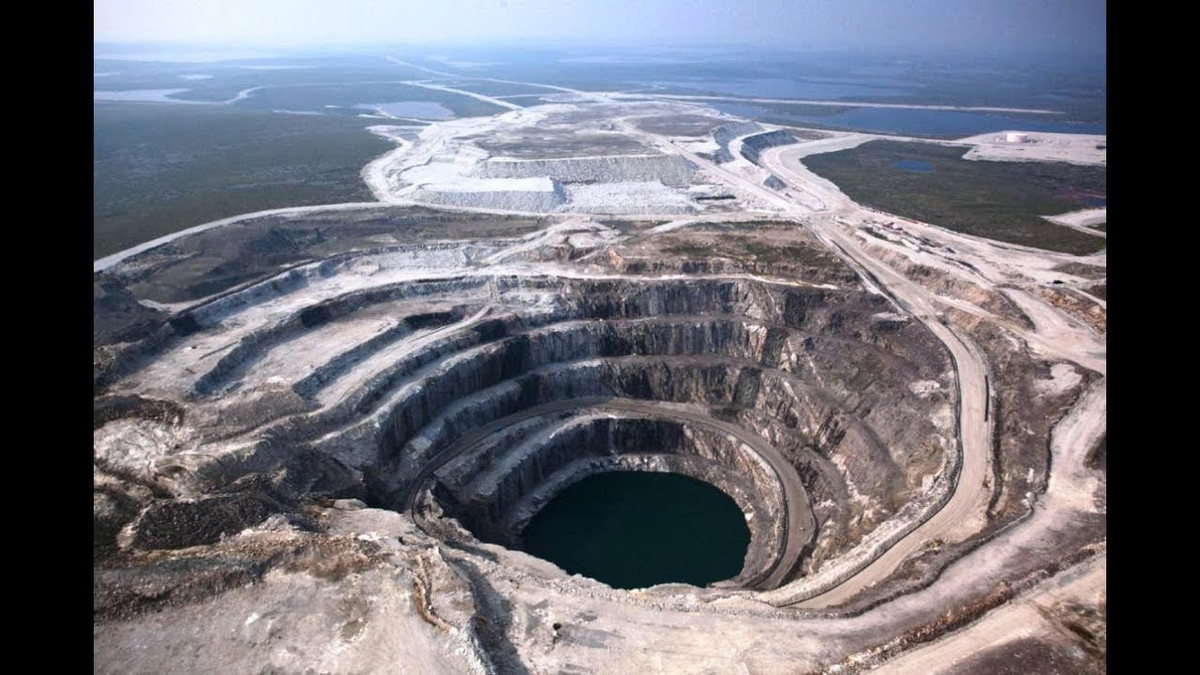 Nằm ở phần lãnh thổ phía tây bắc Canada, mỏ Ekati đi vào hoạt động từ năm 1998. Ekati chiếm khoảng 3% về khối lượng và 9 % về giá trị kim cương trên tổng sản lượng hàng năm trên toàn thế giới.