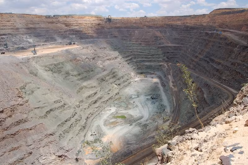 Jwaneng (Botswana) là mỏ kim cương lớn nhất thế giới tính theo giá trị. Mỏ này đi vào hoạt động hoàn toàn vào tháng 8/1982. Mỏ Jwaneng đóng góp khoảng 60-70% tổng doanh thu của Debswana.