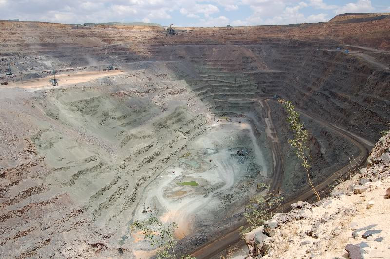 Jwaneng (Botswana) là mỏ kim cương lớn nhất thế giới tính theo giá trị. Mỏ này đi vào hoạt động hoàn toàn vào tháng 8/1982. Mỏ Jwaneng đóng góp khoảng 60-70% tổng doanh thu của Debswana.