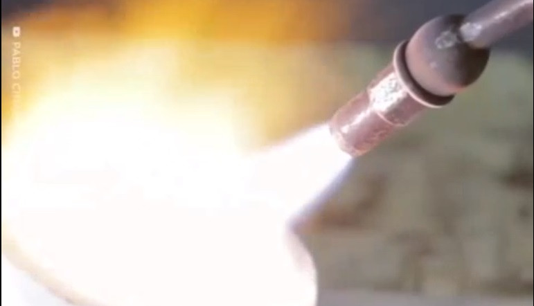 Người thợ sẽ nung chảy thỏi kim loại rồi đổ vào khuôn.