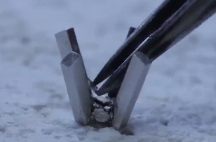 Lúc này sản phẩm thô đã được cắt, gọt giũa và đánh bóng để hoàn chỉnh hình dạng của chiếc nhẫn.