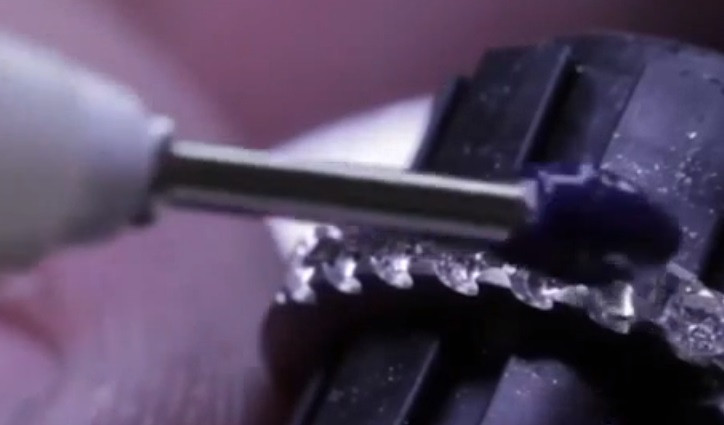 Người thợ dùng kính để gắn kim cương vào khung.