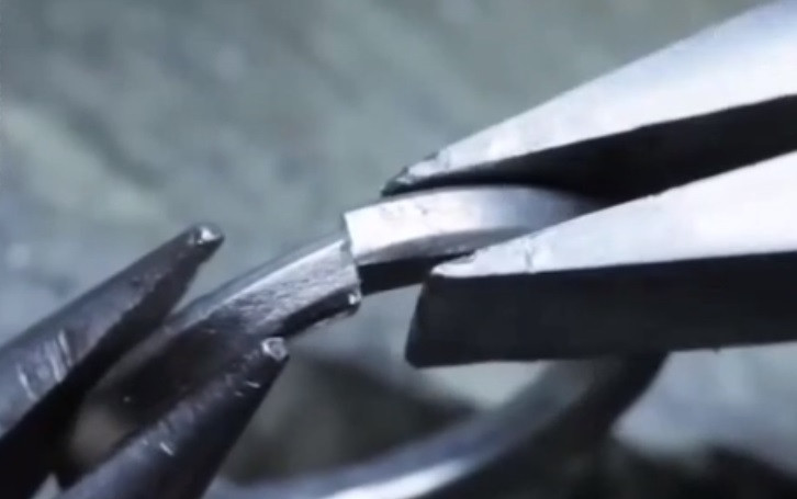 ...và tạo khung cho chiếc nhẫn.