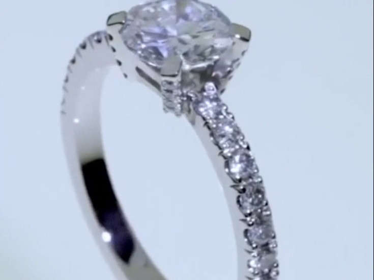 Sau khi hoàn thành phần thiết kế mẫu, quá trình chế tác nhẫn kim cương bắt đầu.