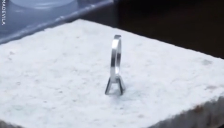 Sau khi phần thân nhẫn đã được làm xong, các công đoạn chi tiết hơn, như gắn đá và chạm khắc, tiếp tục được thực hiện.