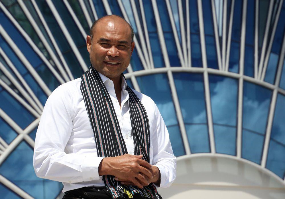 Ông Viktor Bungtilu Laiskodat, Thống đốc khu vực nơi có vườn quốc gia Komodo, đang thúc đẩy kế hoạch hạn chế du lịch số lượng lớn tới khu vực có rồng Komodo sinh sống. Cùng với đó, những cư dân bản địa ở khu vực này sẽ được nghiên cứu chuyển tới nơi ở mới. Ảnh: BBC.