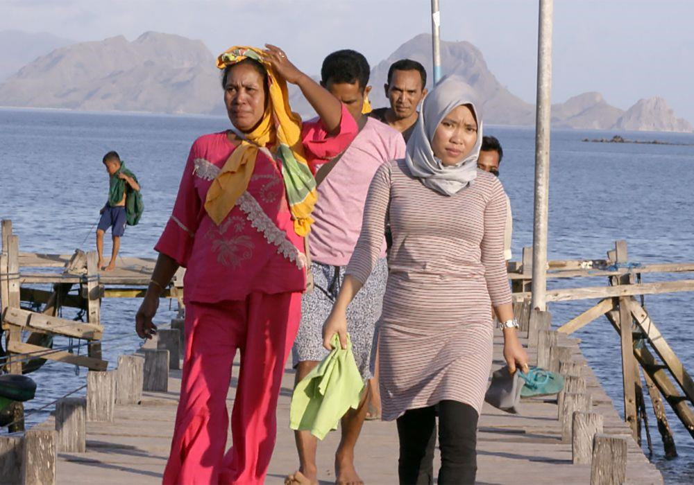 Người dân trên đảo cho biết nếu chính quyền bắt họ phải rời đi, họ sẽ không còn cách nào khách để kiếm kế sinh nhai và sẽ phải trở lại lối sống săn bắt, gây tác hại xấu đến môi trường. Một người dân cho biết chính phủ từng yêu cầu cư dân trên đảo rời đi vào cuối thập niên 1970, nhưng khi họ đi khỏi, những con rồng Komodo cũng bơi theo họ. Ảnh: BBC.