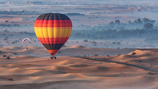 Để thưởng thức bữa ăn sáng trên khinh khí cầu với trứng cá muối, cá hồi hun khói, trứng Benedict, trái cây tươi...du khách phải ra 4.400 USD (90 triệu đồng). Ảnh: Guff.