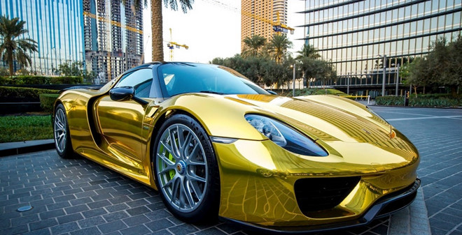 Du khách đam mê xe sẽ được trải nghiệm tour du lịch xe hơi trong 7 giờ với chiếc Lamborghini Aventador, Ferrari 458 Spider, Mercedes SLS hay Lamborghini Gallardo, tùy phong cách của mỗi người. Ảnh: Vanillaluxury.