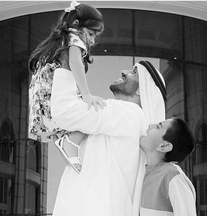 Vị Hoàng từ giàu có còn thể hiện là một người rất thân thiện khi luôn nở nụ cười với mọi người và yêu quý trẻ em. Ảnh: Instagram.