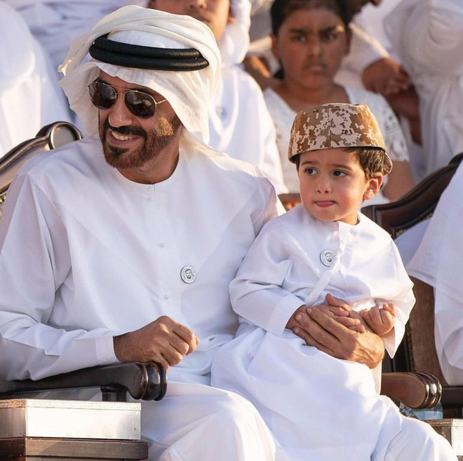 Trên mạng xã hội, Hoàng tử Sheikh Nahyan bin Zayed chỉ đăng tải các hình ảnh trong những chuyến gặp gỡ, hội nghị chính trị quan trọng. Ảnh: Instagram.