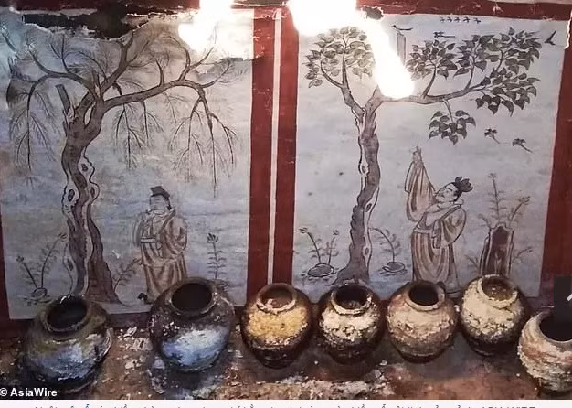 Dao boi san truong, vo tinh “mo cua” mo co 1.300 tuoi