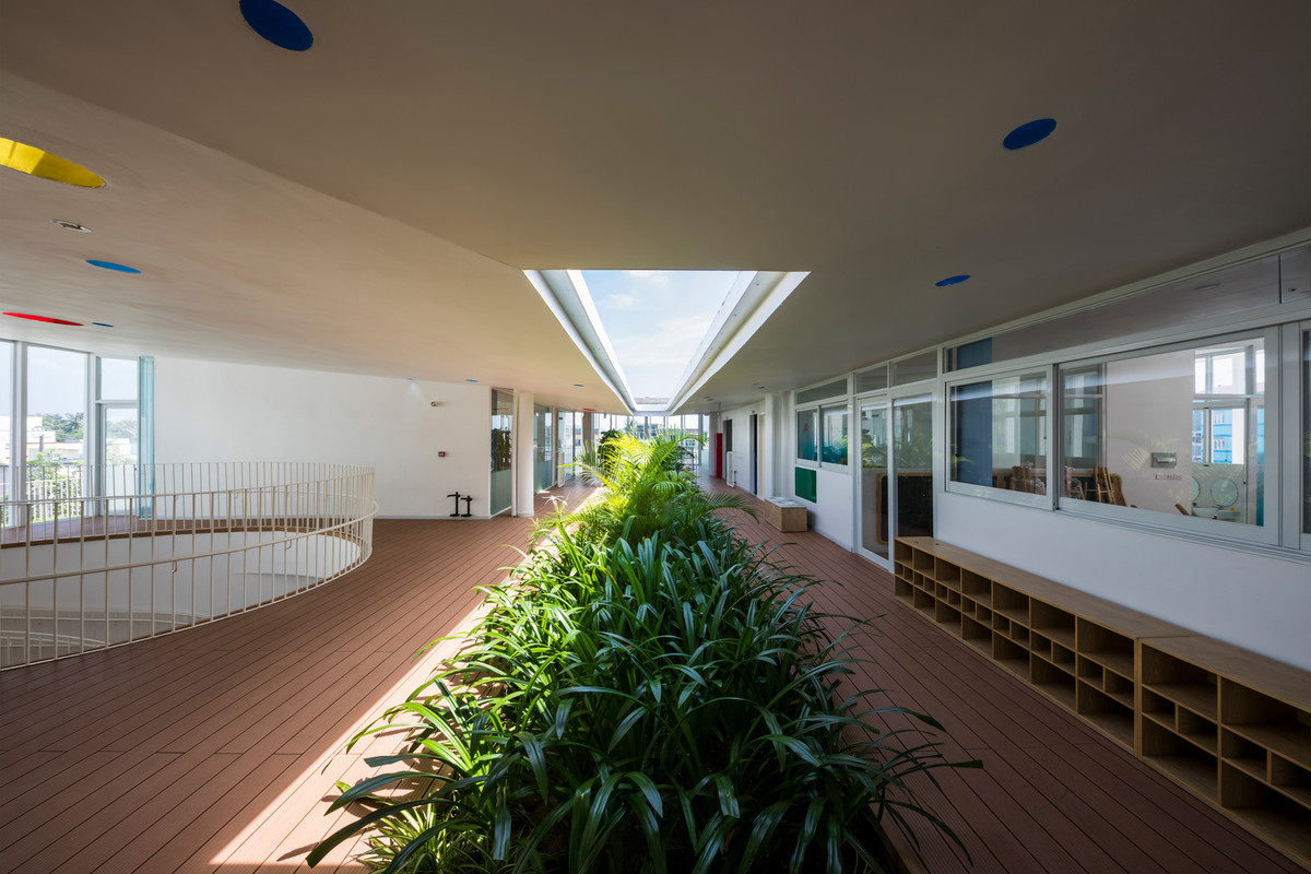 Khu vực sân trong ngập ánh sáng nhờ thiết kế giếng trời.