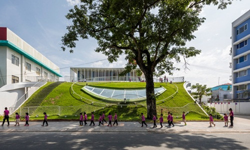 Tọa lạc tại TP. Bến Tre, Trường mầm non TTC Elite xuất hiện ấn tượng trên Tạp chí kiến trúc Archdaily với cấu trúc chính là một ngọn đồi cao.