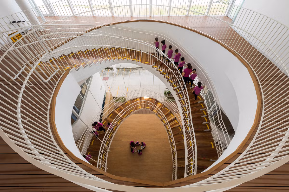 Hệ cầu thang cong tạo điểm nhấn cho không gian.