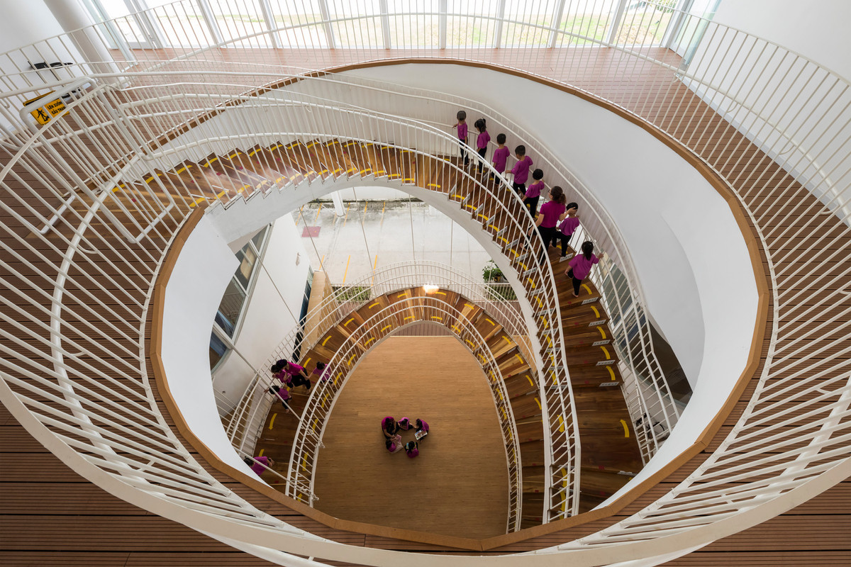 Hệ cầu thang cong tạo điểm nhấn cho không gian.