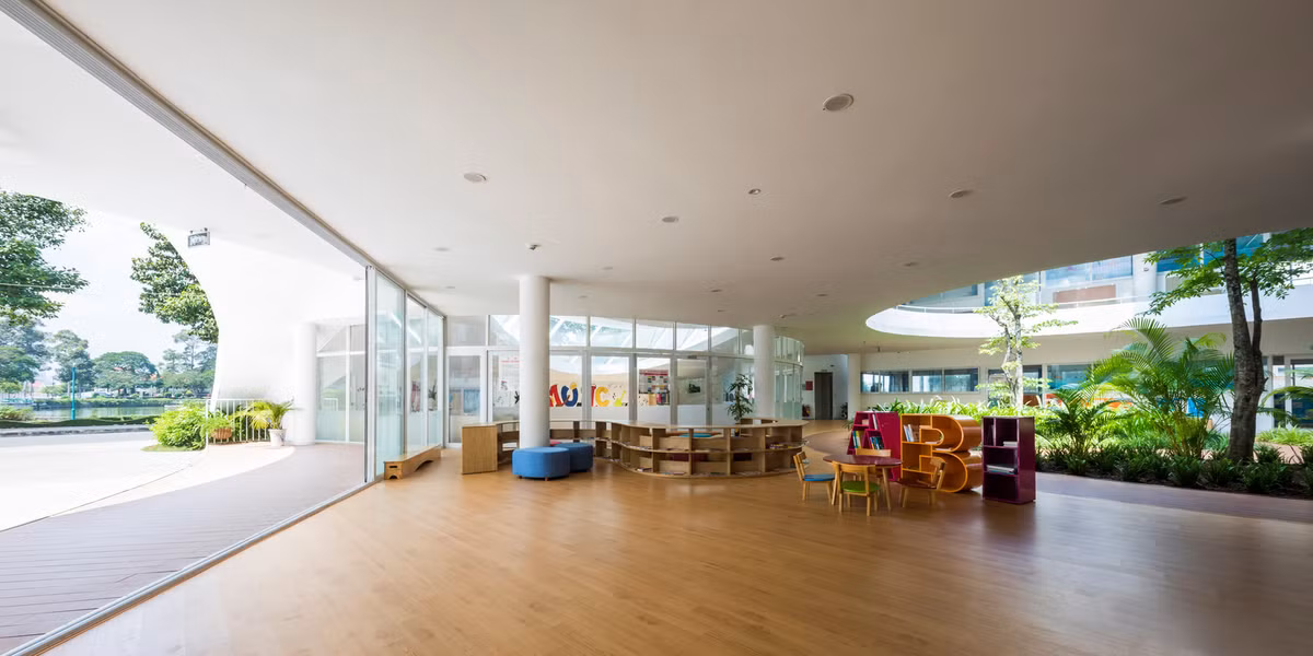 Vách kính, hệ cửa lùa vừa tạo vẻ đẹp hiện đại, vừa giúp không gian trường học trải dài như vô tận.