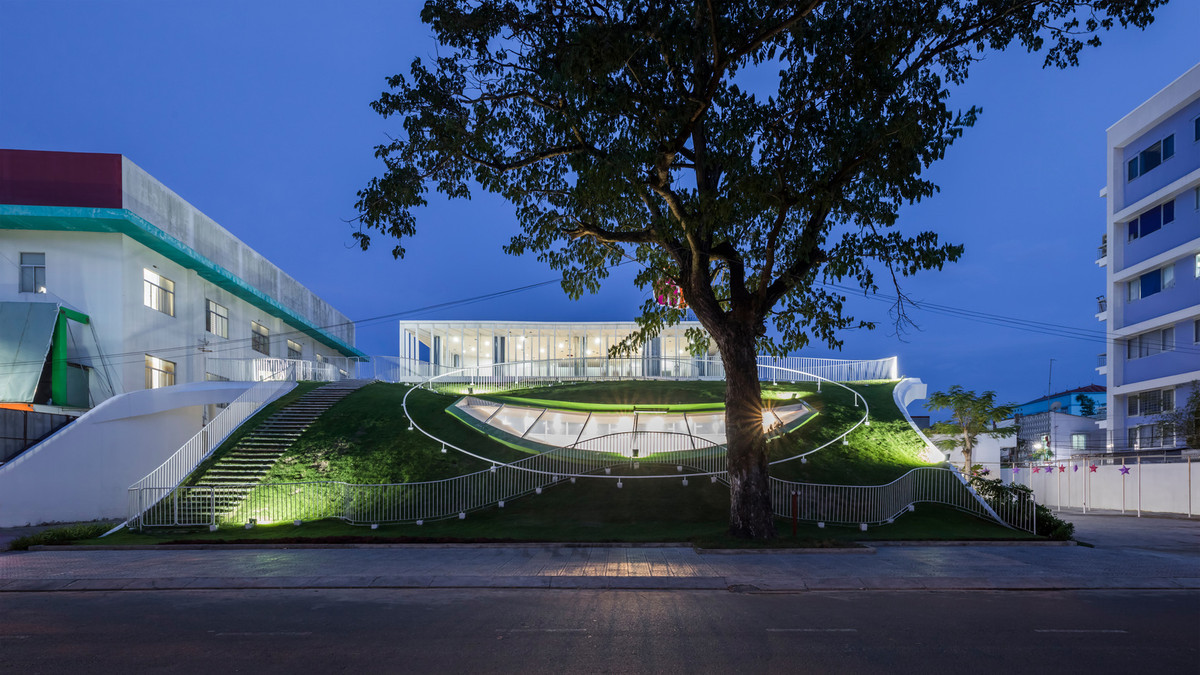 Khối nhà hình chữ nhật 3 tầng được bố trí cao hơn so với mái cỏ, tạo cảm giác phóng khoáng nhẹ nhàng.