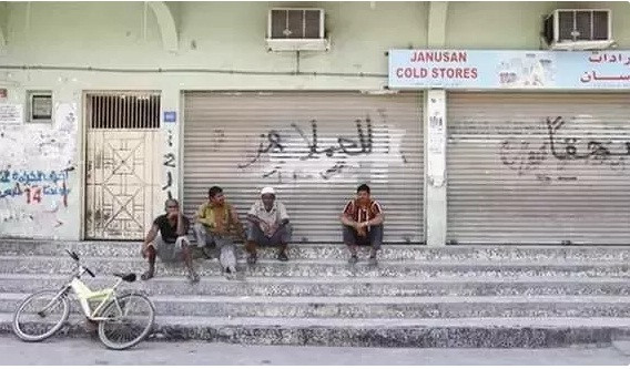 Trái với vẻ hào nhoáng xa hoa, Dubai thực tế vẫn còn một bộ phận người nghèo. Phần lớn họ là dân nhập cư sống tại những khu ổ chuột.