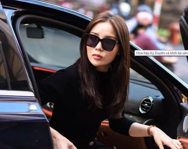 Ở tuổi 23, Hoa hậu Kỳ Duyên đã có trong tay khối tài sản đáng mơ ước gồm căn hộ cao cấp, xe sang, trang phục phụ kiện đắt đỏ.