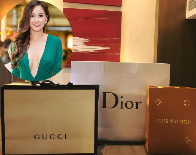Nàng hậu còn được mệnh danh là "tay chơi hàng hiệu" của Vbiz khi sở hữu nhiều món đồ đắt giá đến từ các thương hiệu danh tiếng.